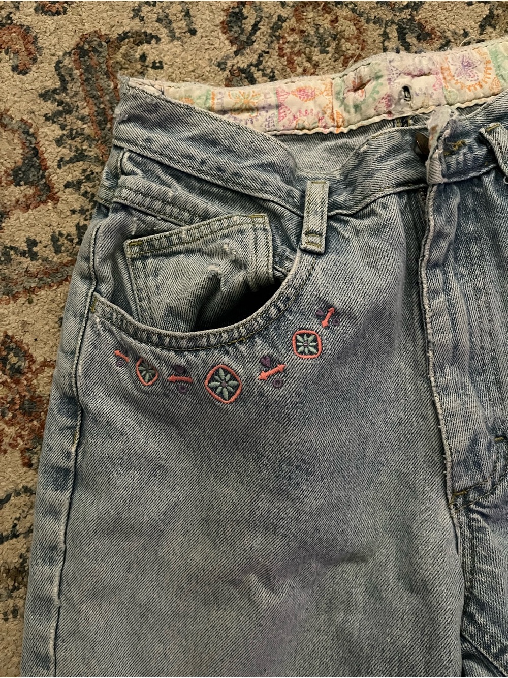 VINTAGE Lee Light Wash Blue High-Rise Ankle Jeans with Subtle Embroidery - Picture 2 of 11